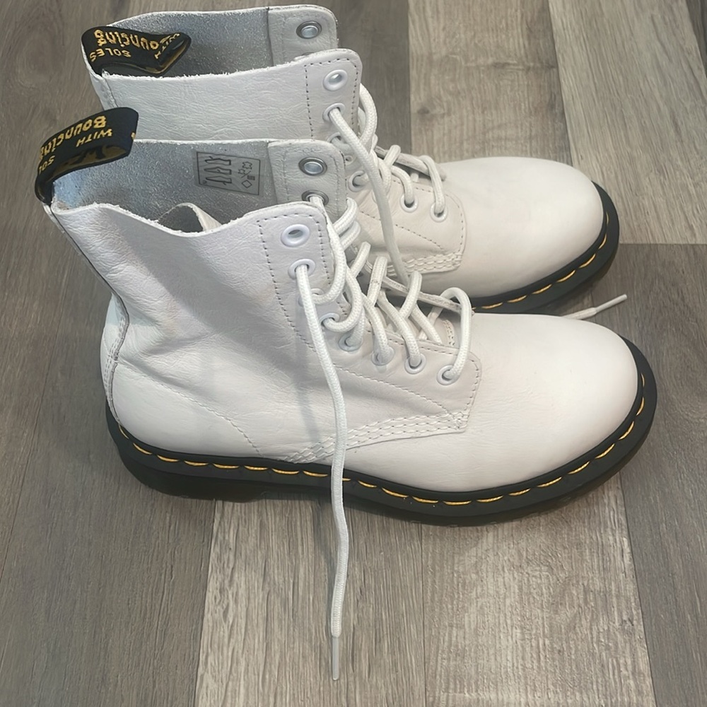 Dr. Martens 1460 WOMEN'S VIRGINIA LEATHER BOOTS - Picture 10 of 14